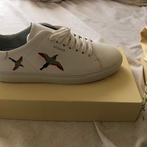 Tennis shoes